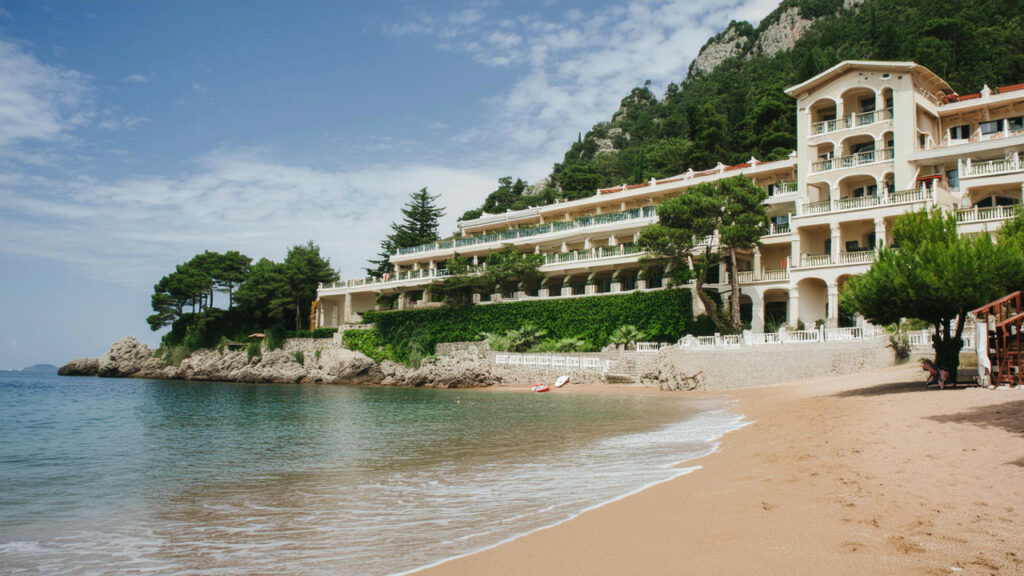 Hotelanlage mit Pool an der türkischen Riviera