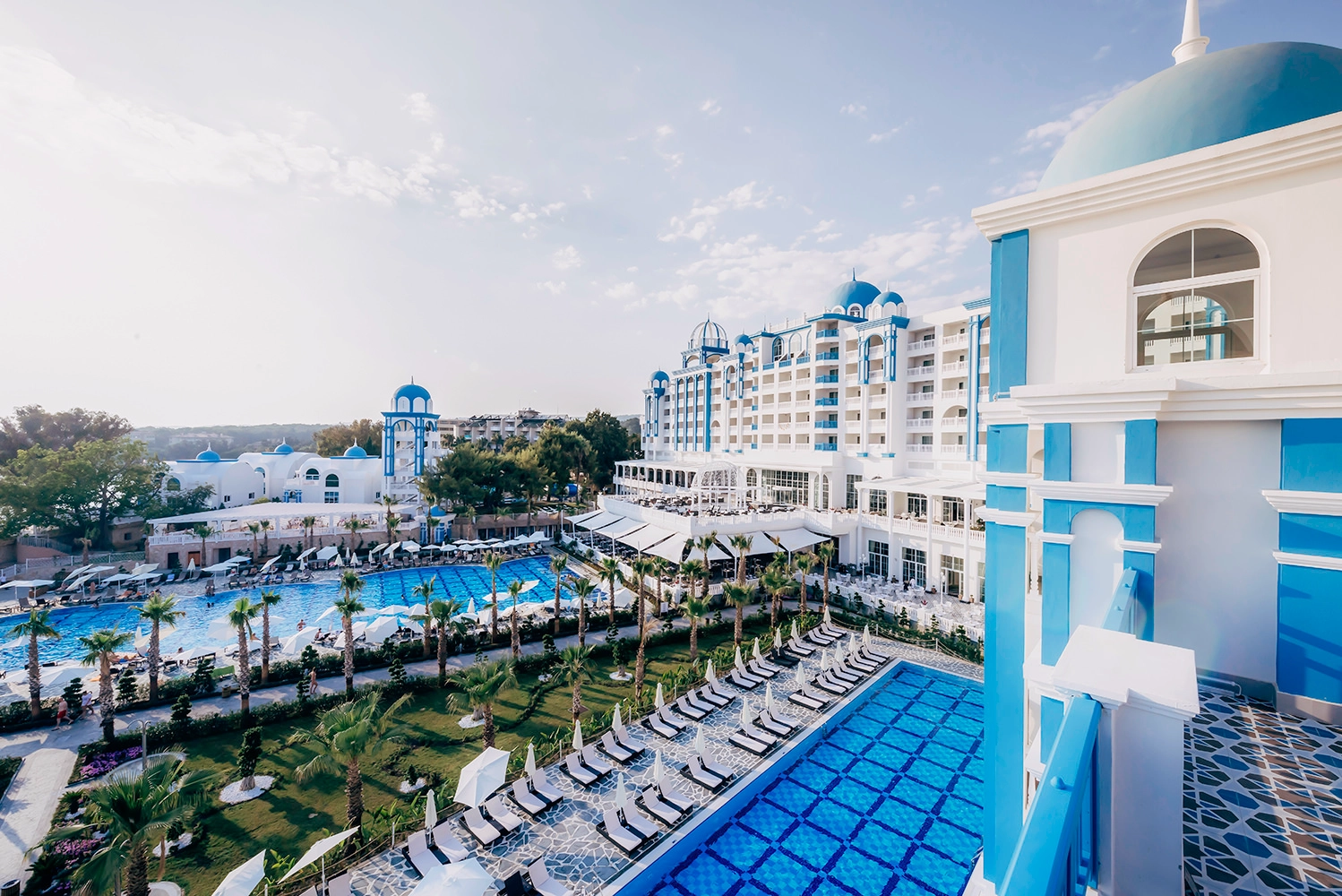 Pool und Strandabschnitt eines Hotels an der türkischen Riviera