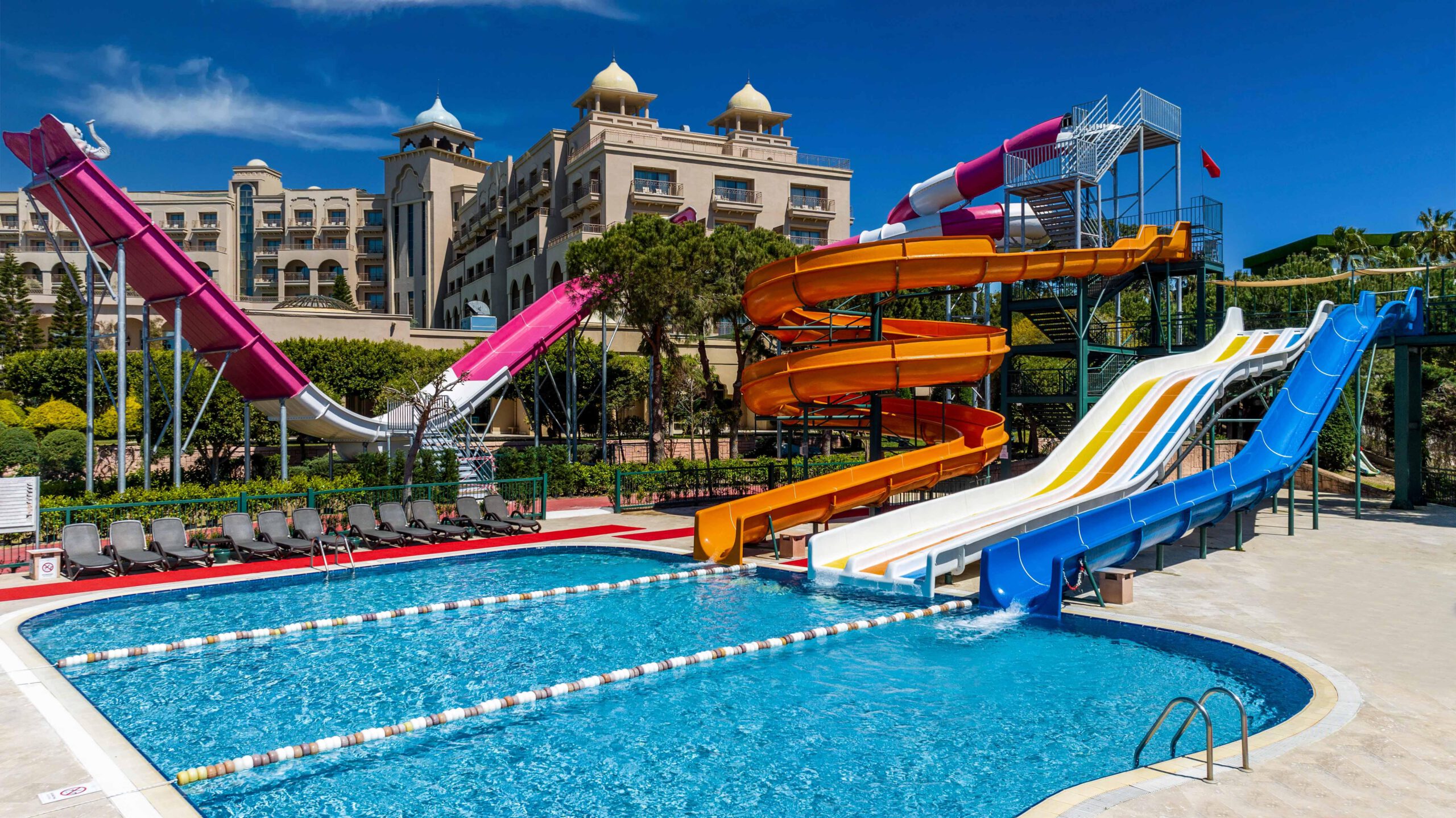 Wasserrutschen im Aquapark eines Familienhotels
