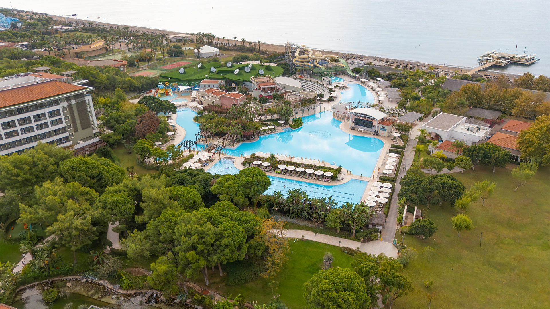 Ela Excellence Resort Belek von oben mit Pools, Gärten und Meer