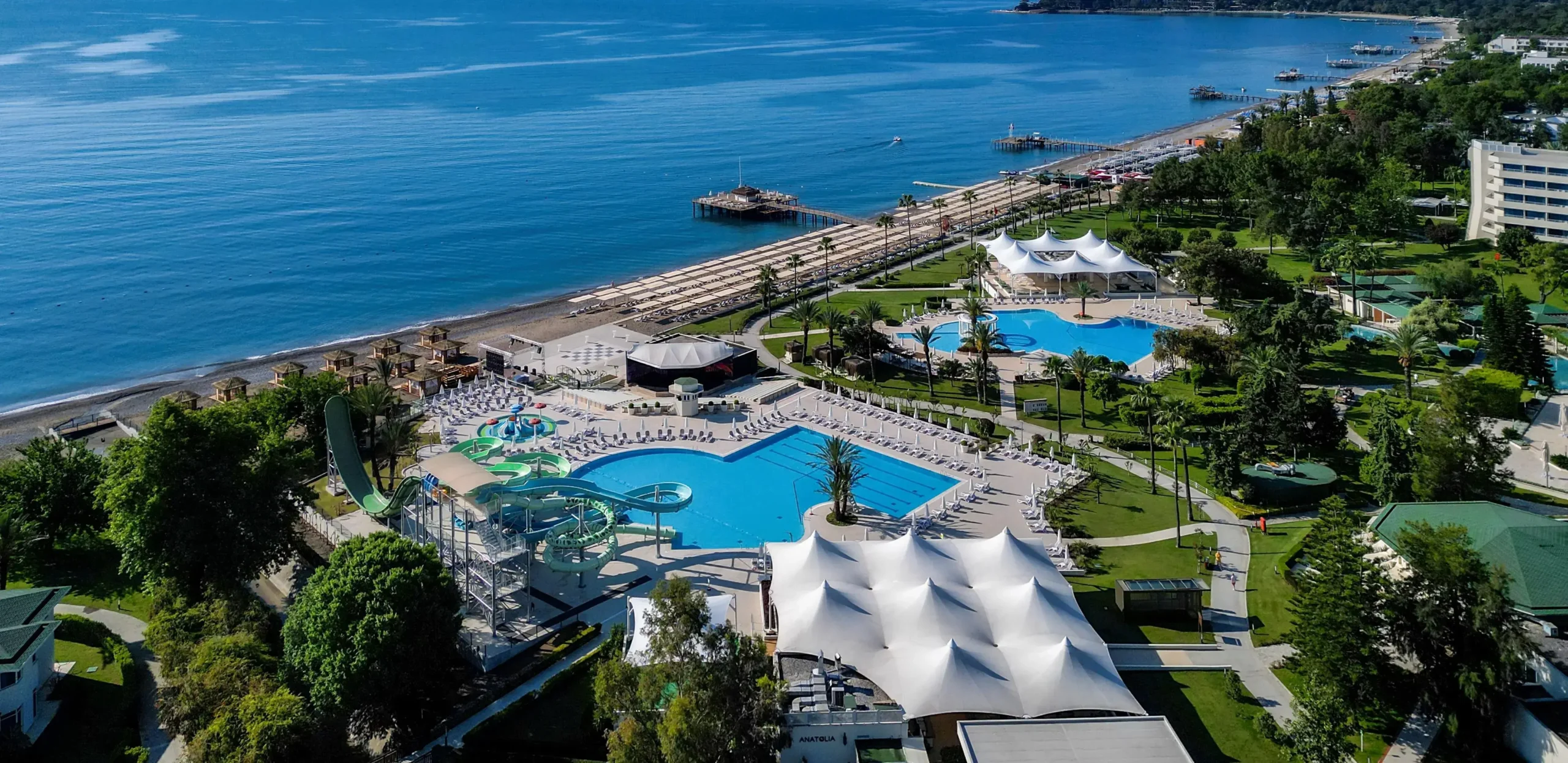 Mirage Park Resort aus der Vogelperspektive mit Pools, Aquapark und Strand