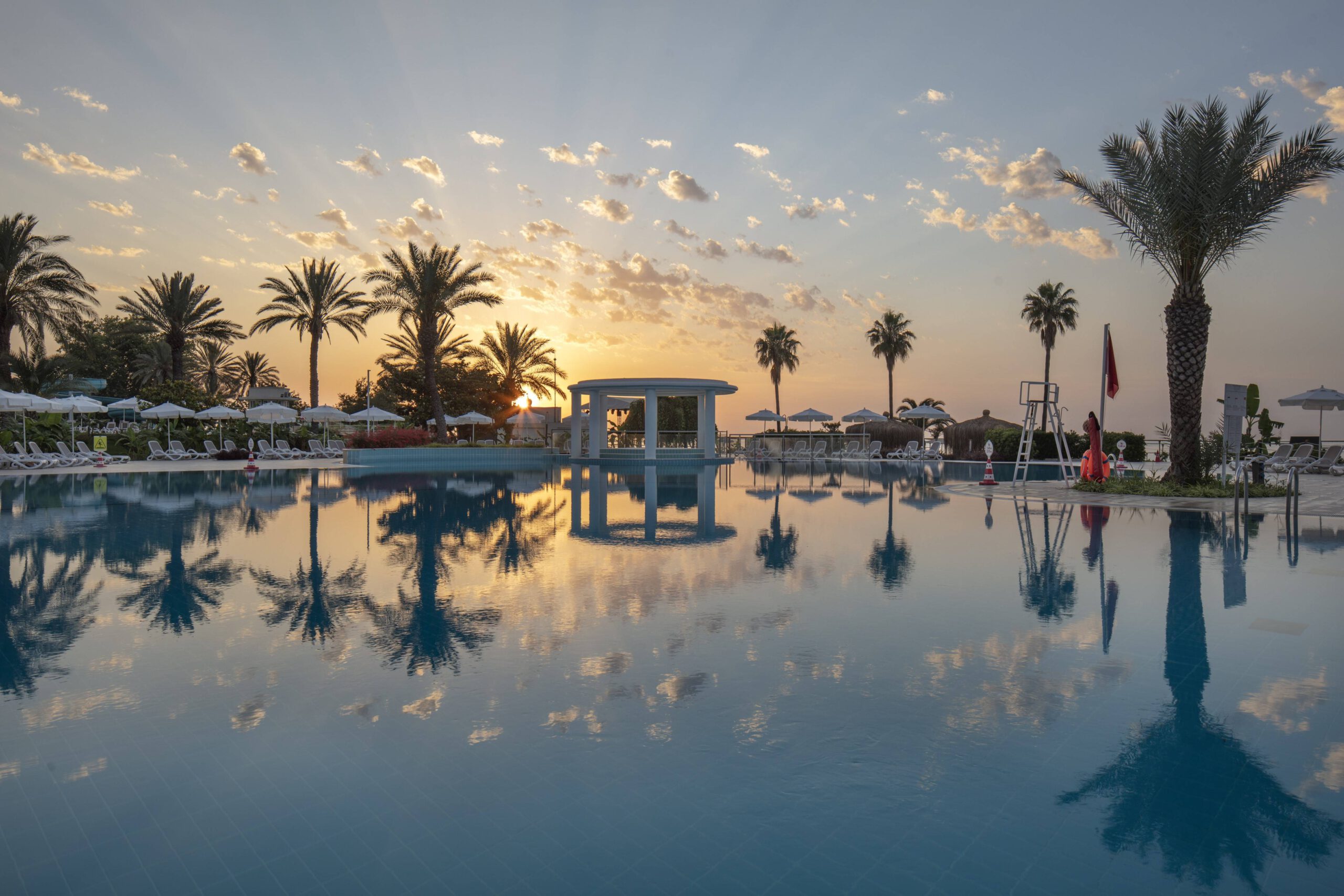 Pool des Mirage Park Resort bei Sonnenuntergang