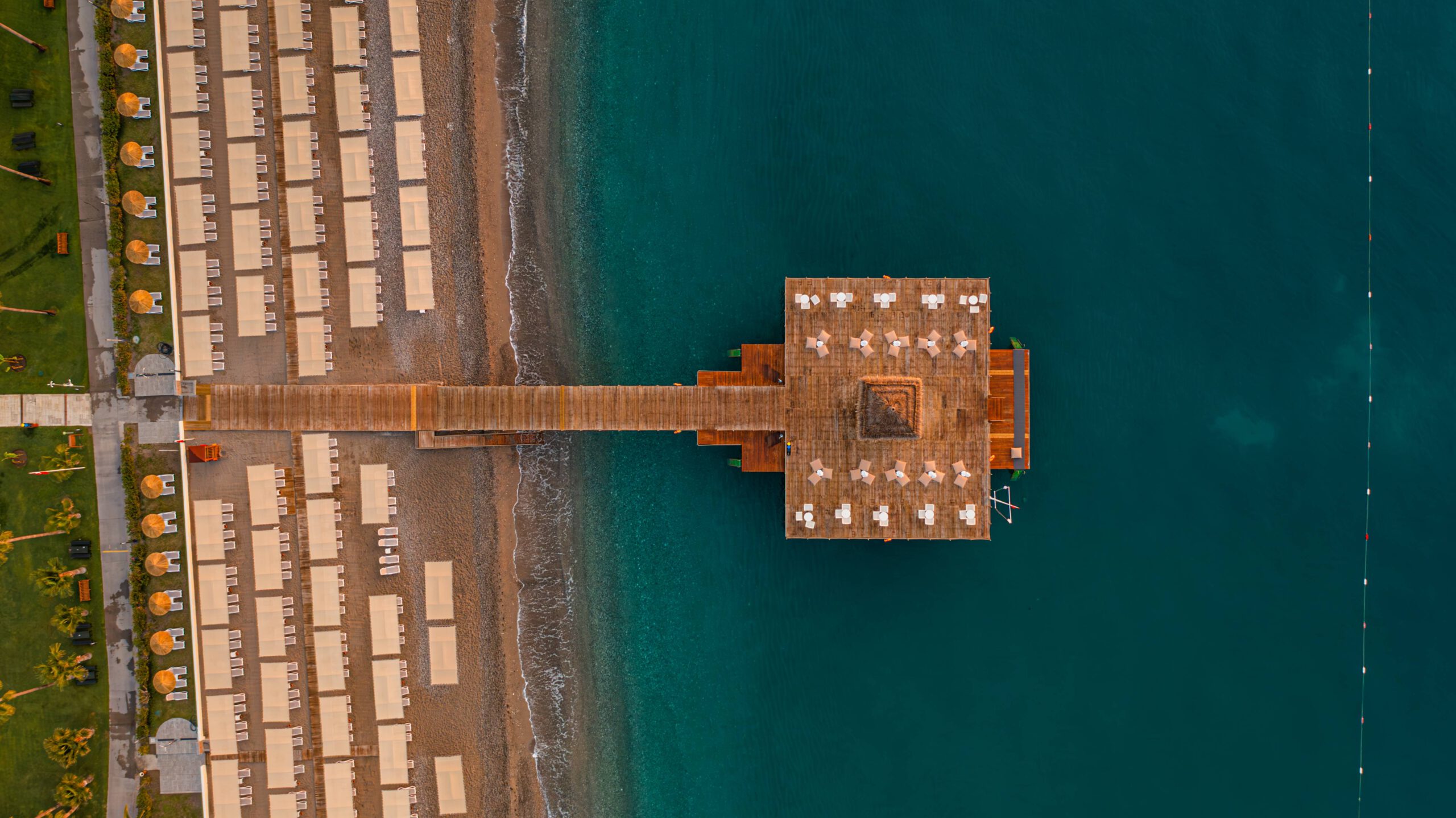 Badesteg und Strand des Mirage Park Resort aus der Vogelperspektive