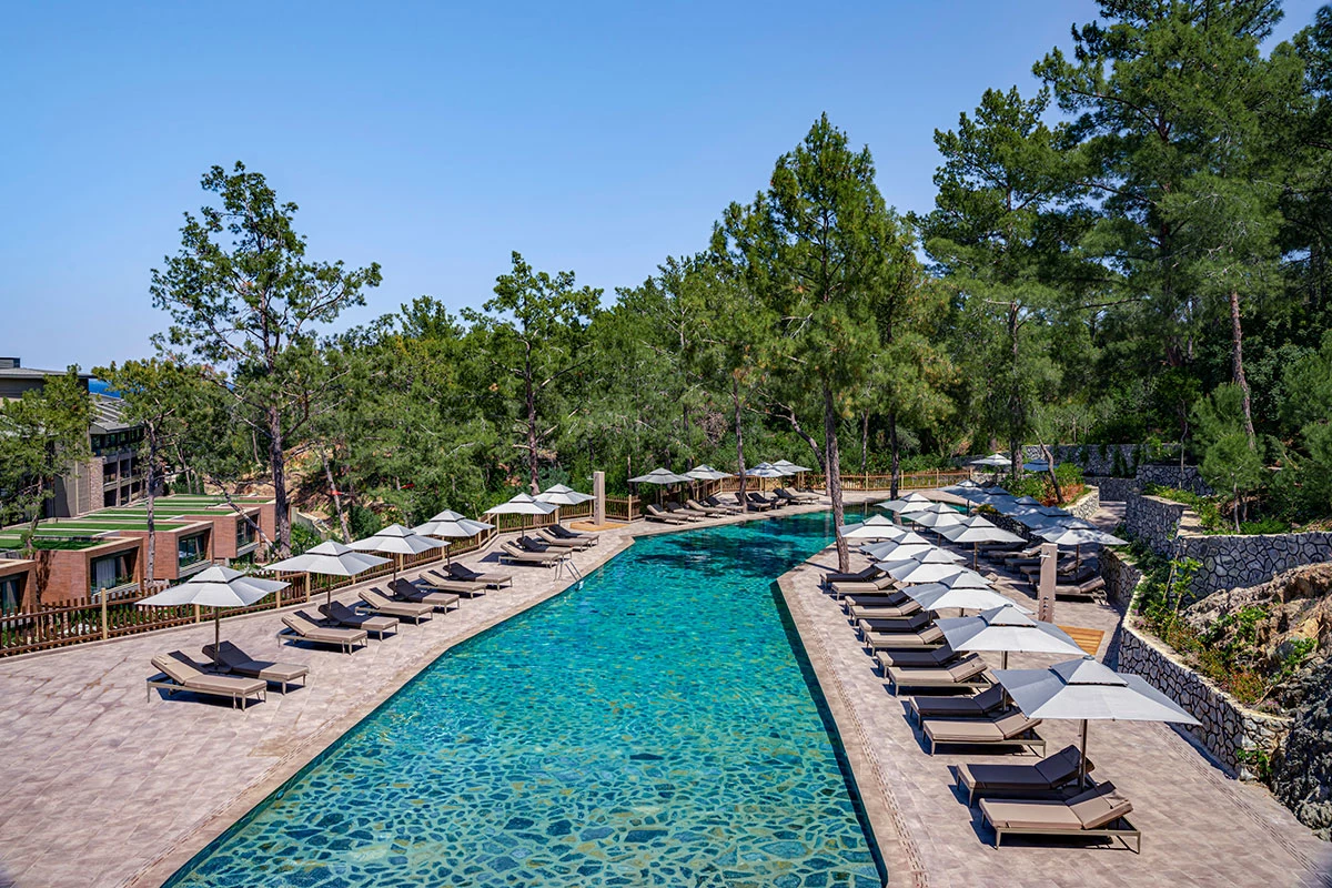 Ruhiger Poolbereich des NG Phaselis Bay zwischen Pinien