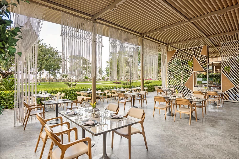 Überdachte Restaurantterrasse im NG Phaselis Bay