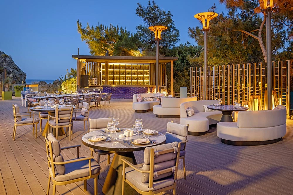 Abendlicher Bar- und Loungebereich des NG Phaselis Bay