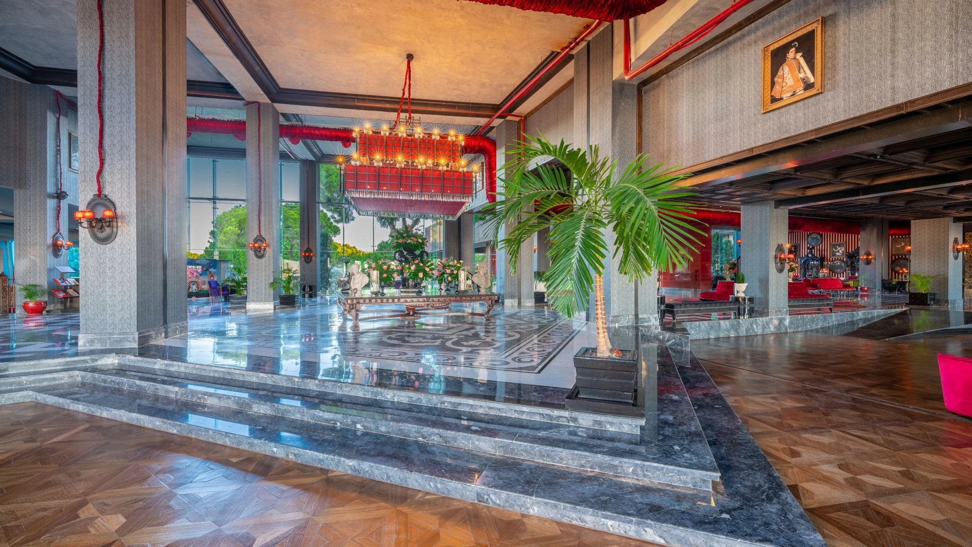 Lobbybereich des Selectum Luxury Resort Belek mit Empfang