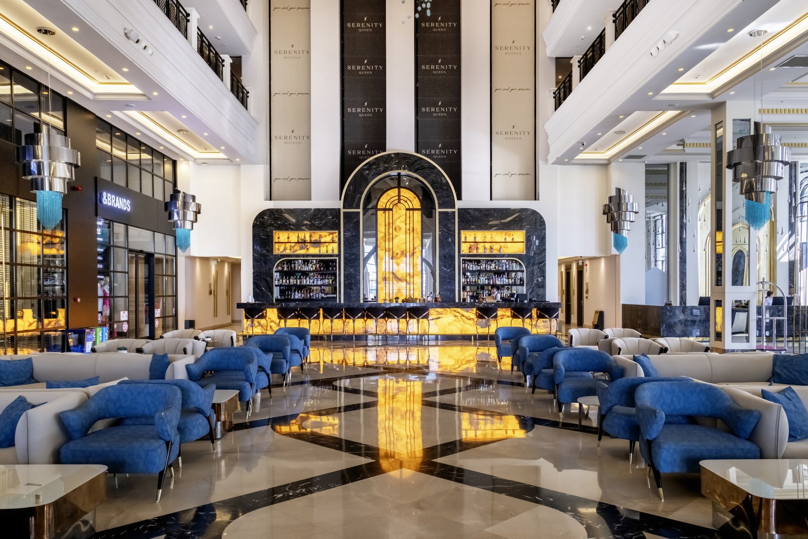 Moderne Lobby des Serenity Queen Hotels mit Lobbybar und Sitzbereichen