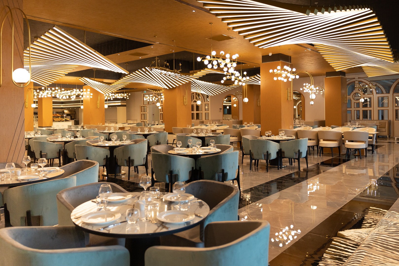 Modernes Hauptrestaurant im Serenity Queen Hotel