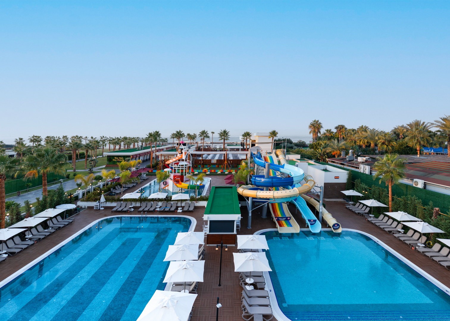 Poolanlage und Aquapark mit Wasserrutschen im Serenity Queen Hotel