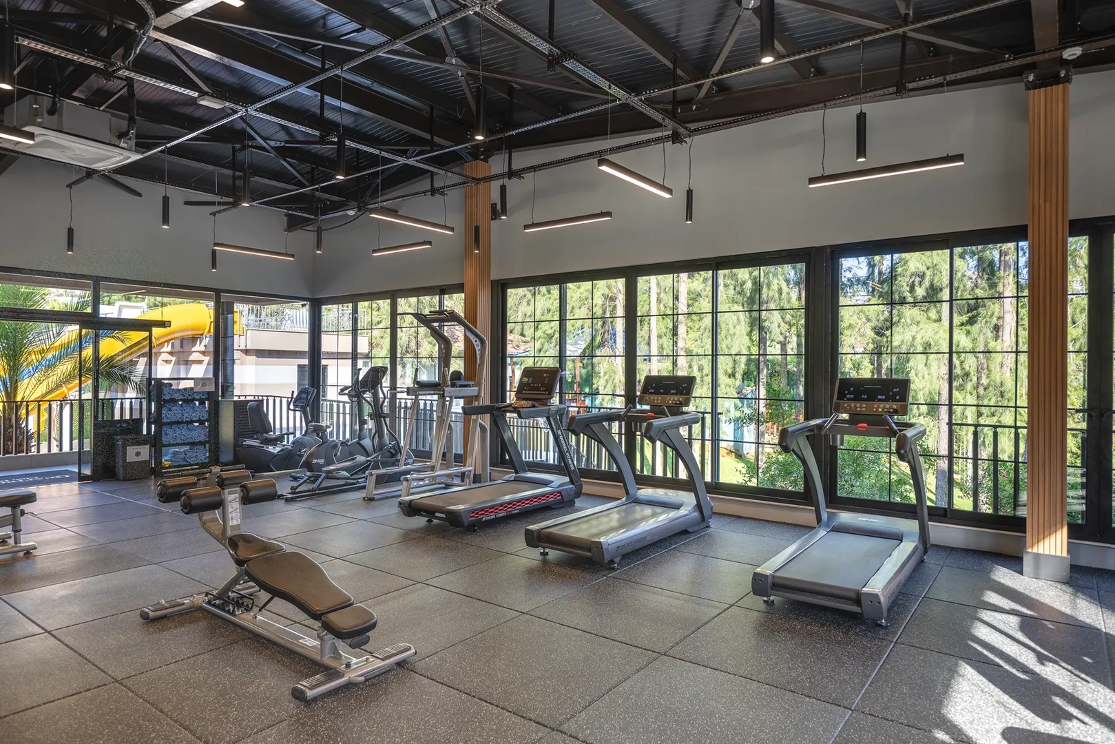 Fitnessstudio im Quattro Family Club Dem mit Laufbändern und Panoramafenstern