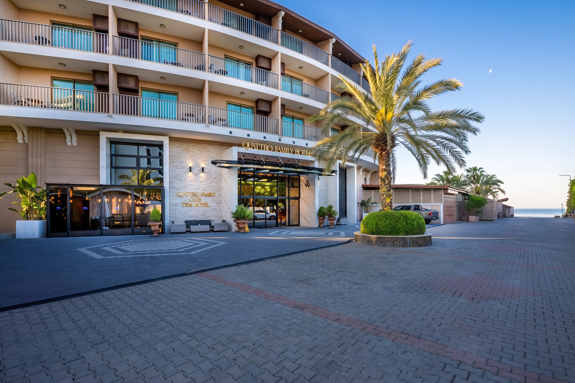 Eingang und Außenansicht des Quattro Family Club Dem Hotels in Alanya