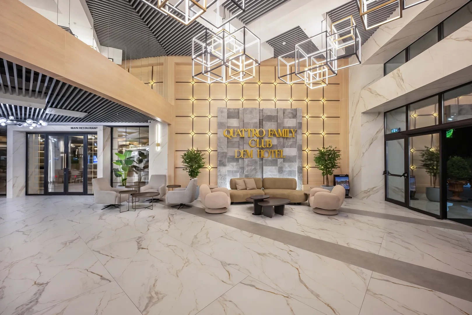 Marmorlobby des Quattro Family Club Dem mit Sitzbereich und Designbeleuchtung