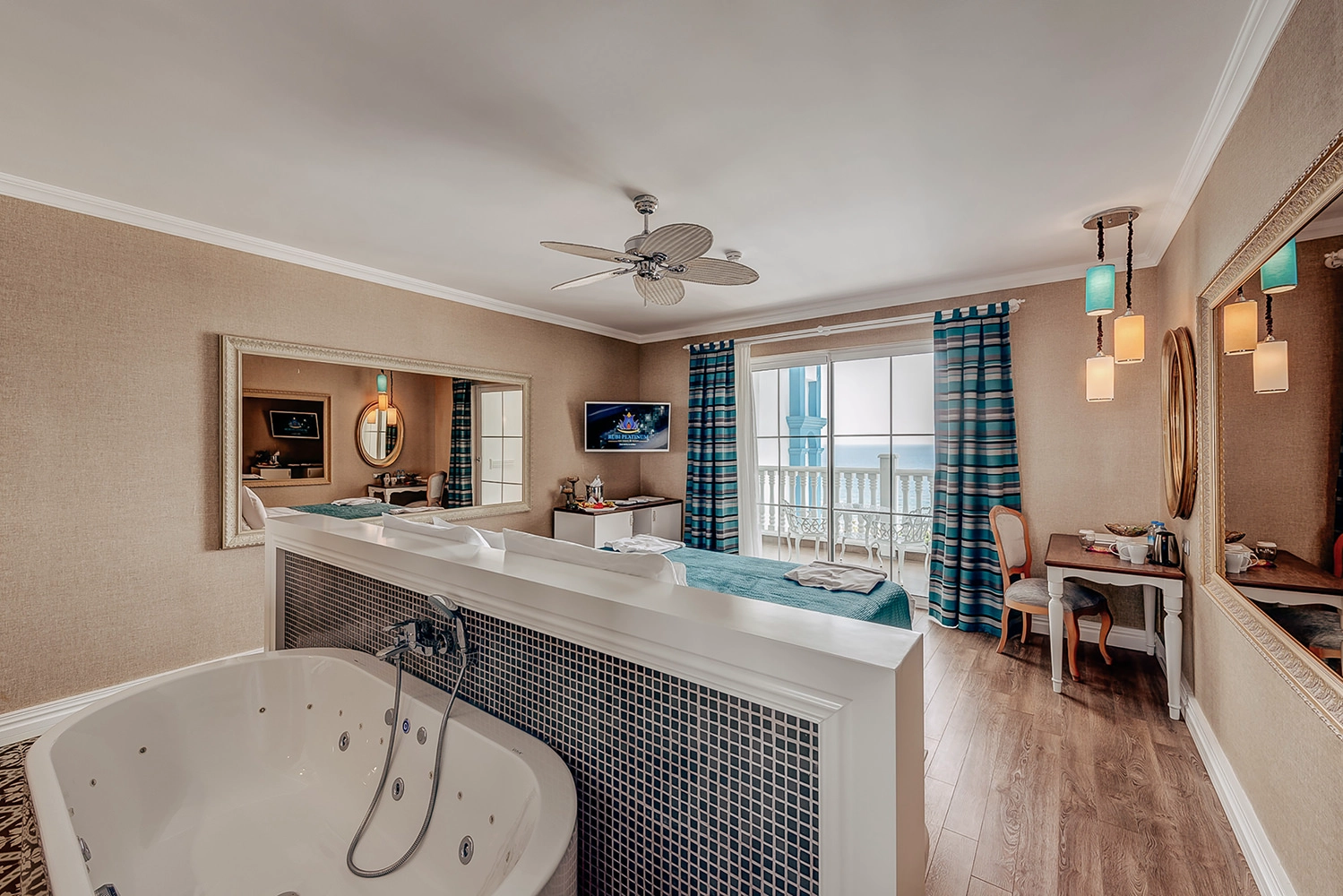 Deluxe Zimmer mit Jacuzzi im Rubi Platinum Spa Resort & Suites