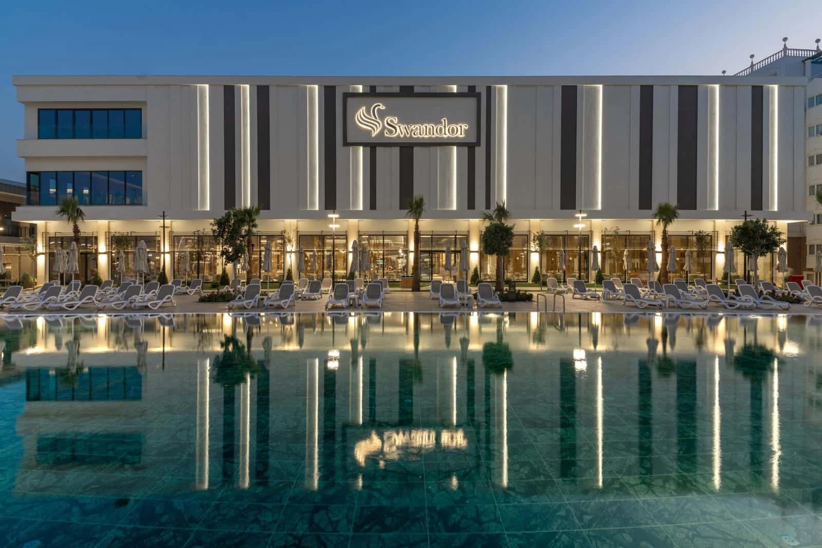 Swandor Hotels & Resorts Kemer: Pool und Hauptgebäude am Abend
